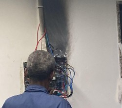 Fogo comeou no quadro de energia no Baro de Lucena 