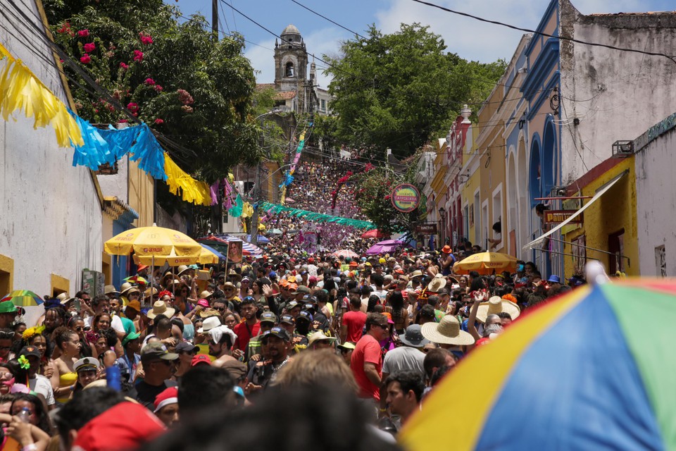 Ainda tem bloco subindo ladeira em Olinda, mesmo na Quarta de Cinzas (Foto: Rafael Vieira/DP)