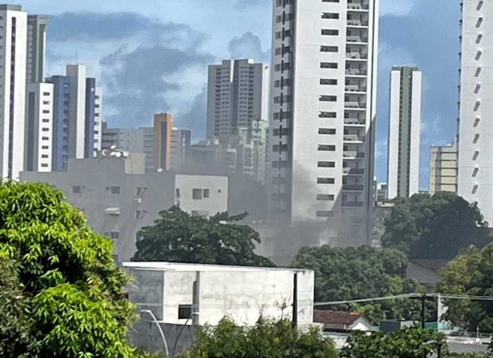 A fumaça pode ser vista de longe  (Foto: Reprodução/Whatsapp)