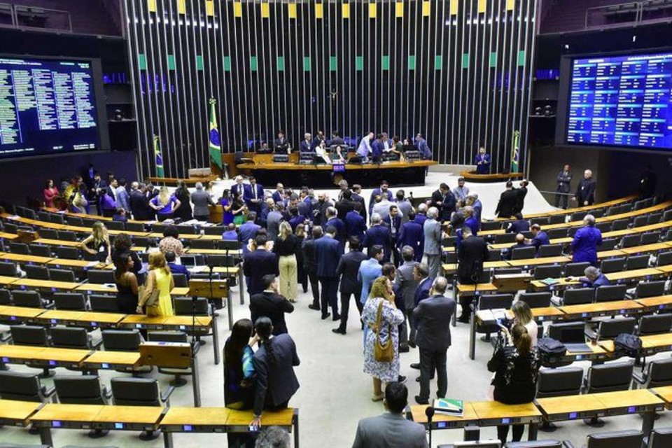 Os parlamentares rejeitaram o veto de Lula ao projeto que estabelece a data da promulgao da Constituio como marco para demarcao de terras  (foto: Zeca Ribeiro / Cmara dos Deputados)