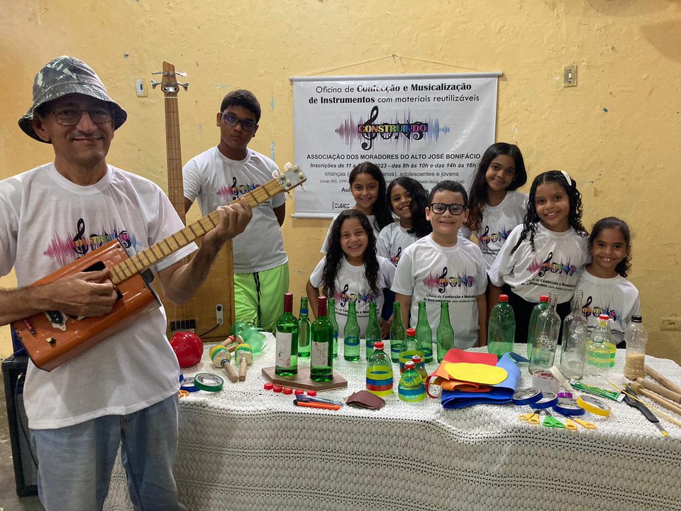 Jovens do Alto Jos Bonifcio, no Recife, tocam com instrumentos feitos com vassouras e garrafas  (Foto: Divulgao)