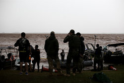 Voluntrios e oficiais de servio recuperam equipamentos e barcos do Lago Guaba enquanto uma tempestade se aproxima de Porto Alegre, Rio Grande do Sul