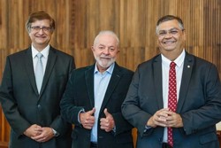 Lula ao lado dos indicados para a PGR, Paulo Gonet (esquerda), e para o STF, Flávio Dino
