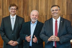 Lula ao lado dos indicados para a PGR, Paulo Gonet (esquerda), e para o STF, Flvio Dino