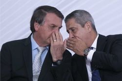 Presidente Bolsonaro conversa com Braga Netto durante evento