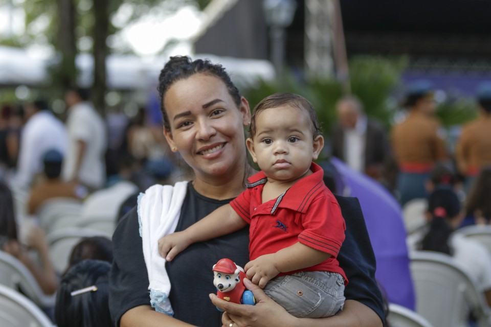 Mães de Pernambuco paga R$ 300 mensais para reforçar o orçamento das famílias chefiadas por mulheres e que têm filhos na primeira infância (Divulgação) Mães de Pernambuco paga R$ 300 mensais para reforçar o orçamento das famílias chefiadas por mulheres e que têm filhos na primeira infância (Divulgação)