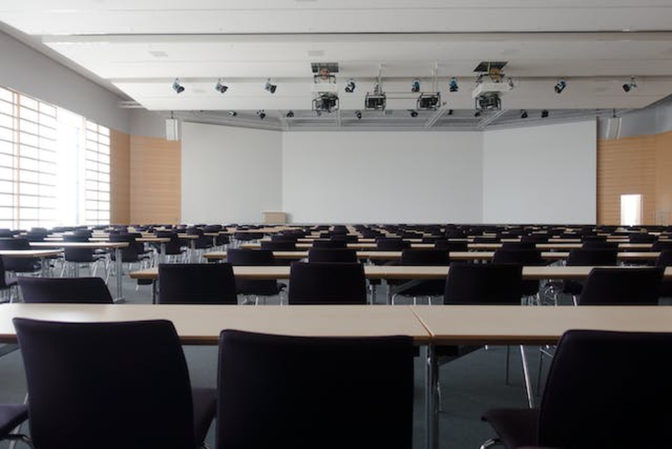 Entre os fatores que afetam as contas das escolas esto o reajuste salarial de professores, auxiliares de ensino, alm do dissdio e a conveno coletiva dos profissionais de educao (Crdito: Pexels)
