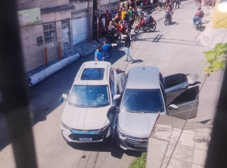 O carro teria sido roubado no bairro de Boa Viagem, Zona Sul da capital (Foto: Reproduo/Telegram)