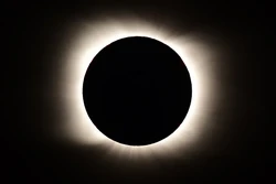 Eclipse solar total ocorre quando a Lua passa entre o Sol e a Terra
