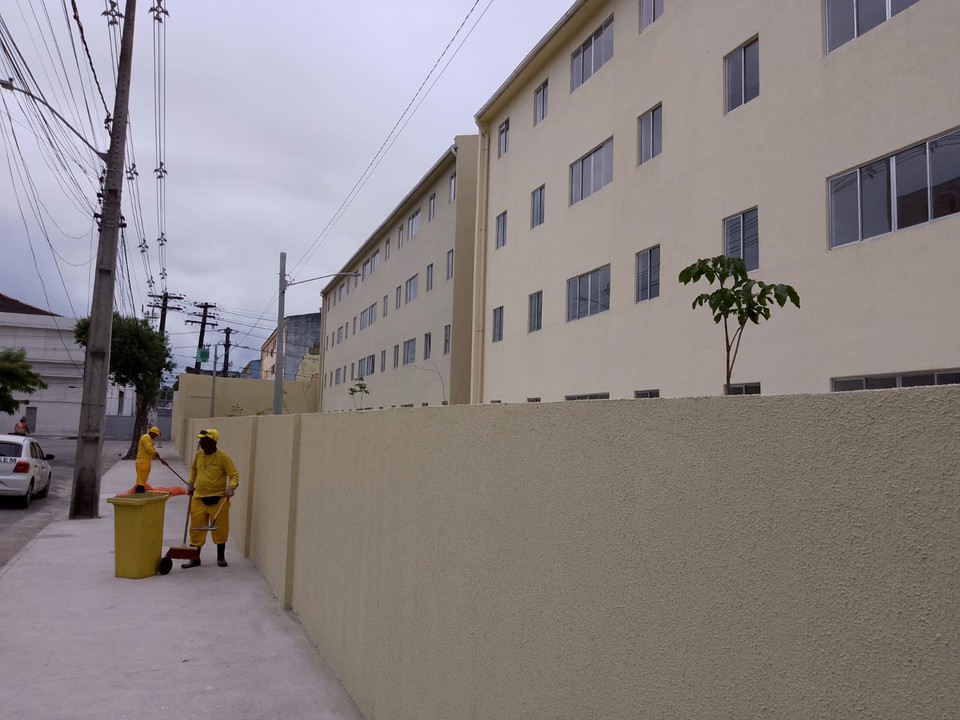 A equipe de limpeza urbana realiza os últimos ajustes para a inauguração do habitacional, nesta terça (26) (Wilson Maranhão/DP)