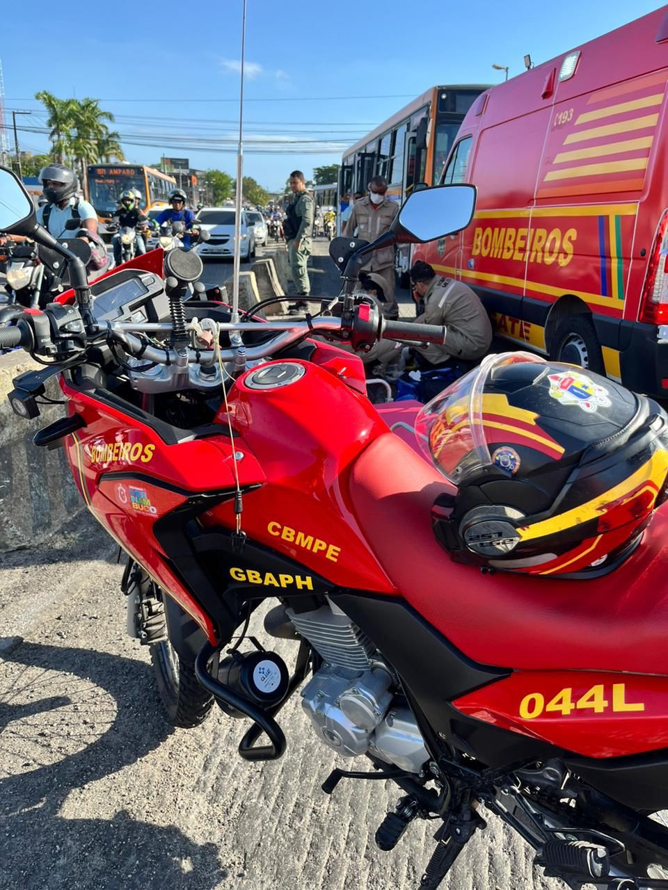 Segundo o Corpo de Bombeiros, em 2023, foram feitos em mdia 319 atendimentos mensais a vtimas de acidentes de trnsito envolvendo motocicletas; mdia diria chega a dez casos  (Foto: Divulgao/CBMPE )