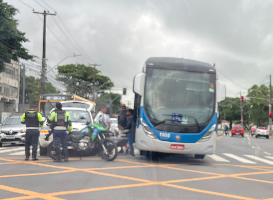 BRT e carro bateram na Cruz Cabug  (Foto: Nicolle Gomes/DP)