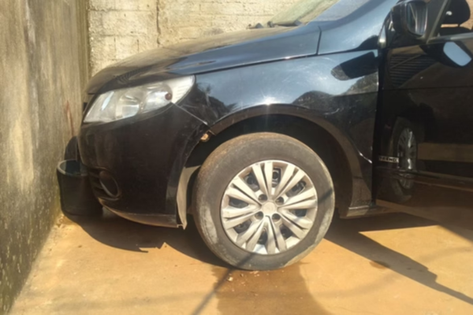 Mulher tentava estacionar o carro na garagem de casa  (Crdito: Reproduo)