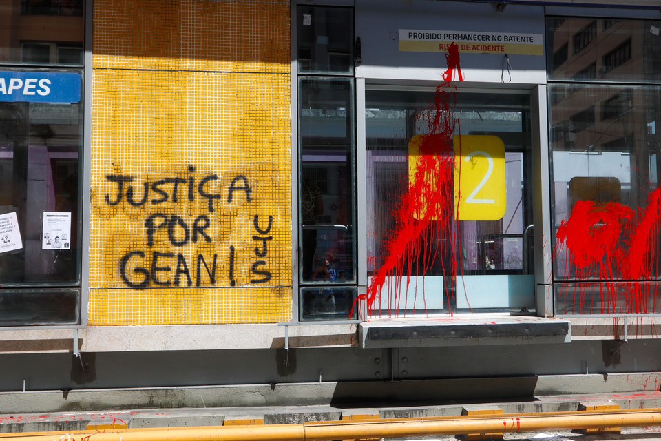 Familiares e amigos do estudante Gean Carlos, de 20 anos, morto após um assalto em um ônibus BRT, fizeram um ato de protesto para cobrar Justiça pela morte do universitário (Foto: Marina Torres/DP ) Familiares e amigos do estudante Gean Carlos, de 20 anos, morto após um assalto em um ônibus BRT, fizeram um ato de protesto para cobrar Justiça pela morte do universitário (Foto: Marina Torres/DP )