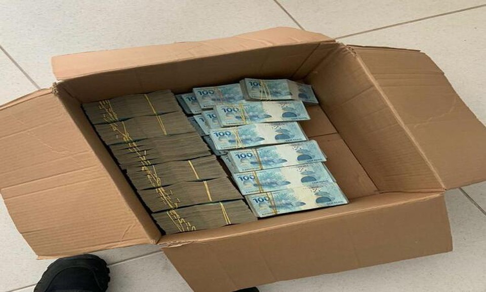 Na operao tambm foram apreendidos uma grande quantidade de dinheiro em espcie (Foto: Divulgao/PF)
