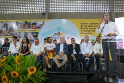 Em agenda no Recife, ministro da educao Camilo Santana faz elogios ao Prefeito Joo Campos: " um exemplo para o pas" (Rafael Vieira/DP)