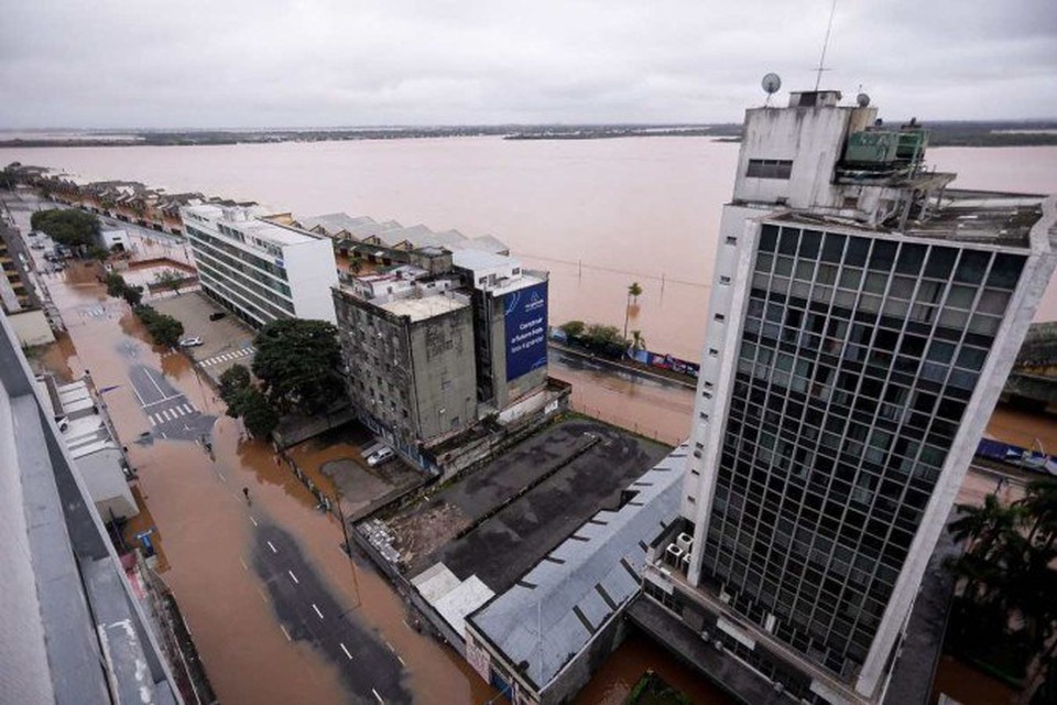 Regio do centro histrico de Porto Alegre sofre com as inundaes (Foto: AFP)