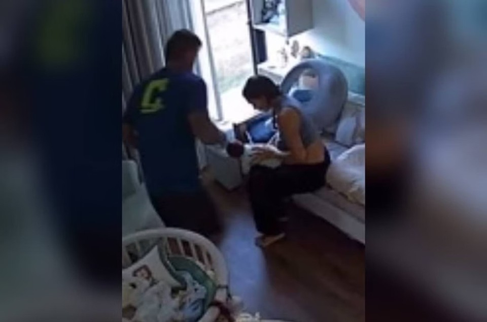 Em vdeo compartilhado nas redes sociais, Clara Maia aparece fazendo a manobra de Heimlich no beb (Foto: Reproduo/Redes Sociais)
