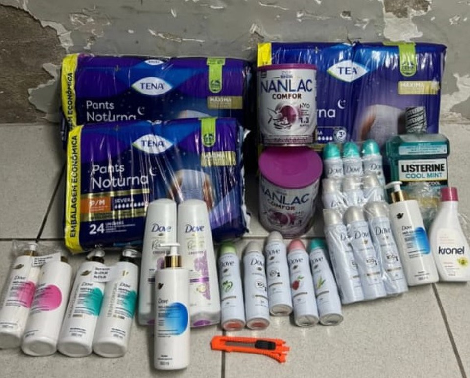 Produtos roubados de farmcia foram recuperados  (Foto: PM)