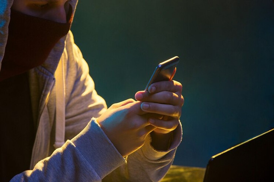 Na prtica, o crime se consolida atravs de comentrios invasivos e constantes no perfil de uma mesma pessoa, criao de perfis falsos para monitorar a rotina de outro usurio de rede social, entre outras aes (Foto: Freepik)