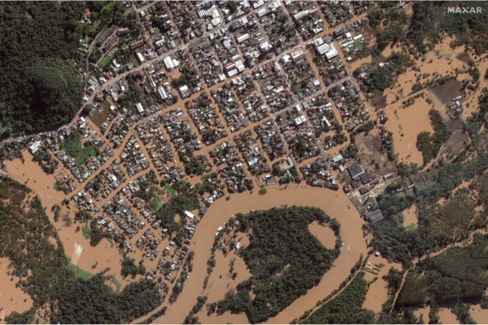 Rio Grande do Sul est passando pela pior catstrofe da sua histria (Crdito: HANDOUT / SATELLITE IMAGE 2024 MAXAR TECHNOLOGIES / AFP)