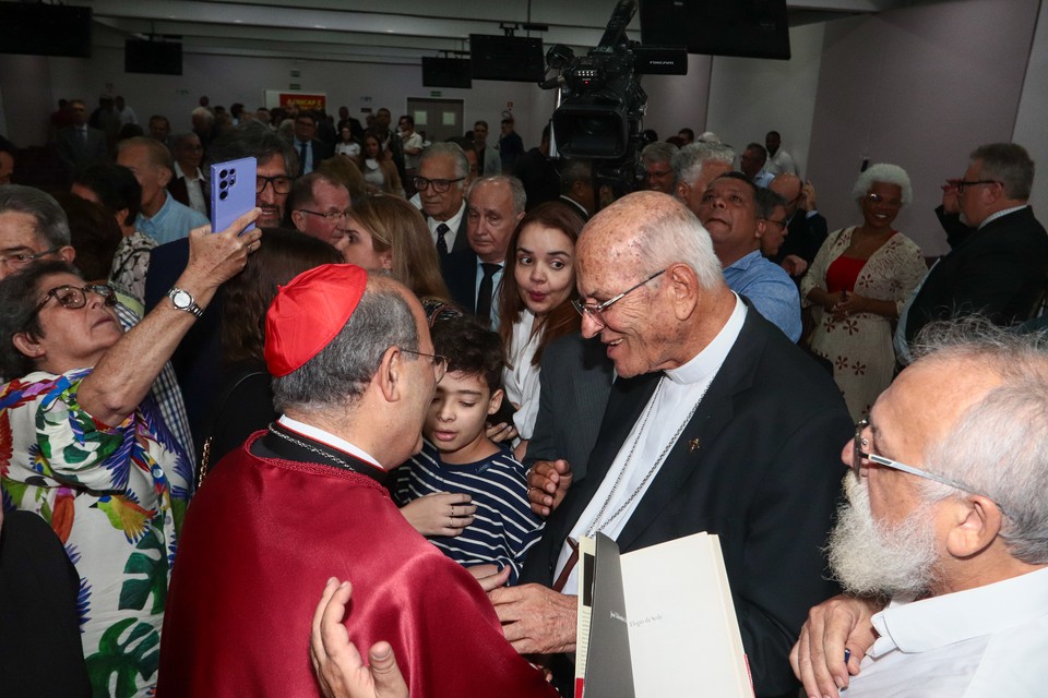O cardeal portugus com o arcebispo emrito de Recife e Olinda, Dom Fernando Saburido (Ruan Pablo/DP)