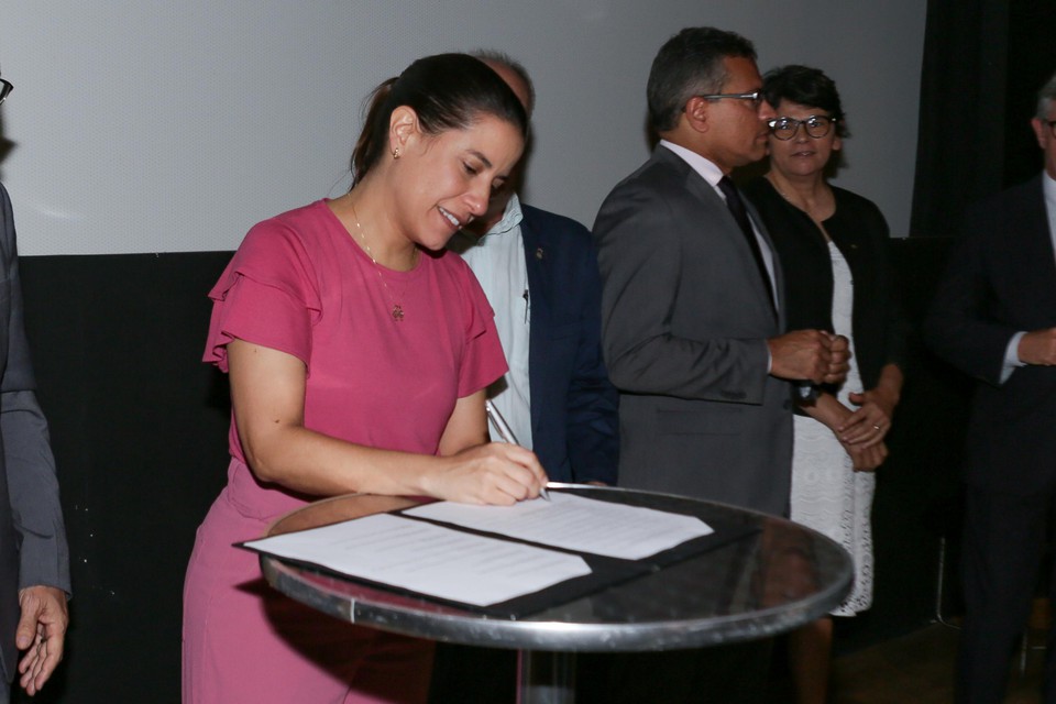 Governadora Raquel Lyra assinou decreto que criou o Cientista Arretado"  (Foto: Rafael Vieira/DP)