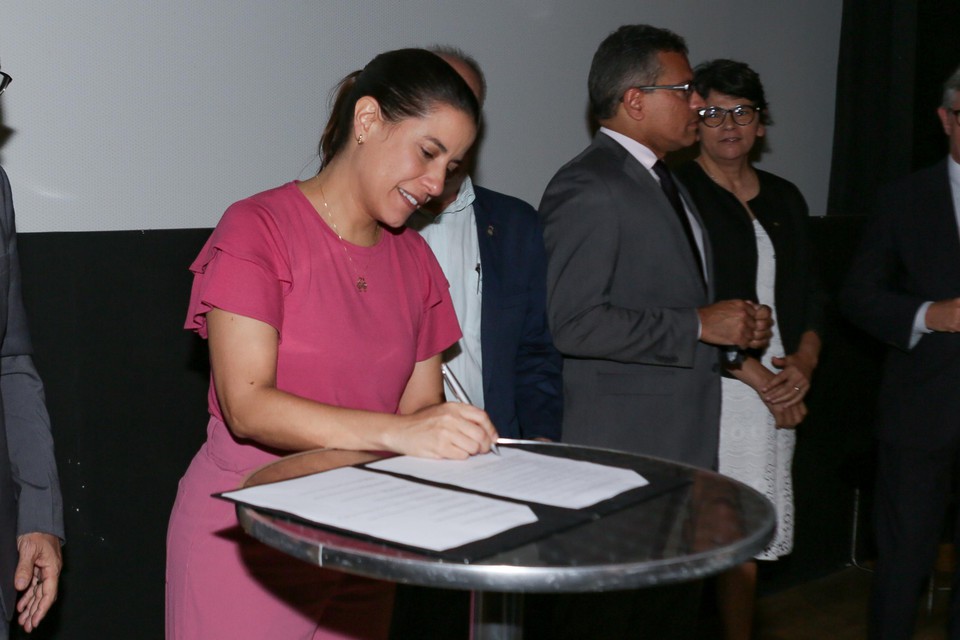Governadora Raquel Lyra assinou decreto que criou o Cientista Arretado" (Foto: Rafael Vieira/DP) Governadora Raquel Lyra assinou decreto que criou o Cientista Arretado" (Foto: Rafael Vieira/DP)
