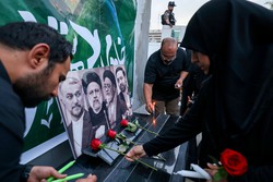 Ir em luto pela morte do presidente Raisi em acidente de helicptero (foto: AHMAD AL-RUBAYE / AFP)