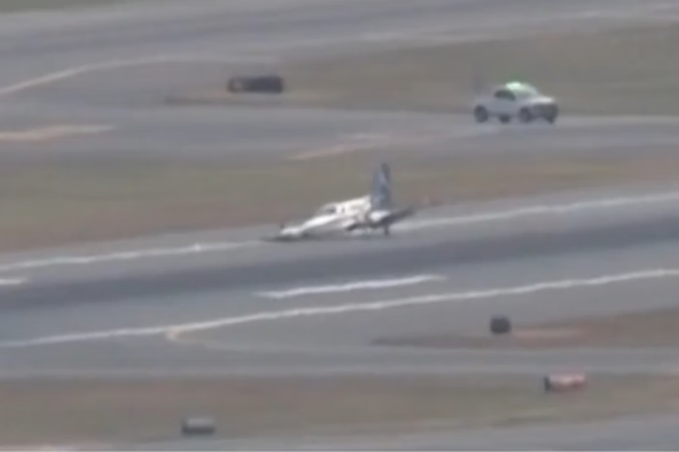 Imagens registraram o momento em que o avio toca o solo cuidadosamente (Crdito: Reproduo)