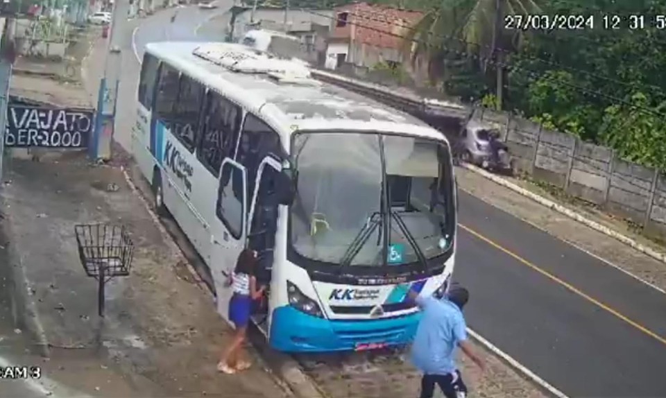 Antes de se chocar com o motociclista, o caminho bateu em dois carros enquanto descia uma rua de r (Foto: Reproduo/Redes sociais)