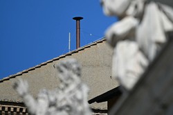 Vaticano instala chamin na Capela Sistina para o conclave (Foto: Gabriel BOUYS / AFP)