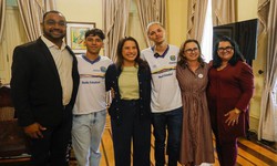 Estudantes da rede estadual aprovados na USP são recebidos pela governadora Raquel Lyra, no palácio Campos das Princesas (Foto: Miva Filho/Secom)