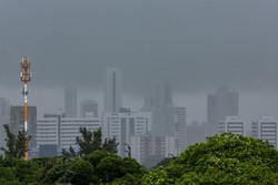 De acordo com o site da Apac, no Grande Recife o clima deve estar parcialmente nublado ou totalmente nublado com pancadas de chuva de forma isolada ao longo do dia