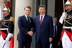 O presidente da Frana, Emmanuel Macron, cumprimenta o presidente chins, Xi Jinping, no Palcio Presidencial do Eliseu, em Paris