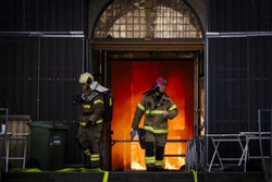Bombeiros tentam extinguir chamas na histrica Bolsa de Valores de Boersen, em Copenhague