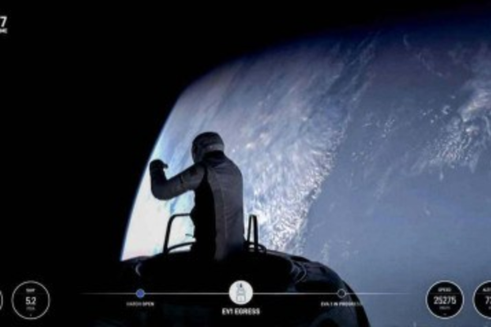 Jared Isaacman, comandante da misso, foi o primeiro a sair da nave para a caminhada espacial  (Crdito: POLARIS PROGRAM / AFP)