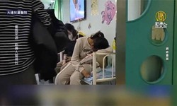 
No incio da manh, o Hospital Infantil de Pequim ainda estava superlotado com pais cujos filhos apresentavam pneumonia e procuravam tratamento