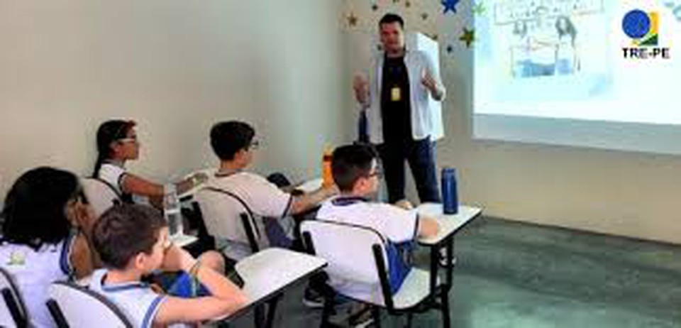 Eleitor do Futuro vai at a escolas  (Foto: TRE-PE)