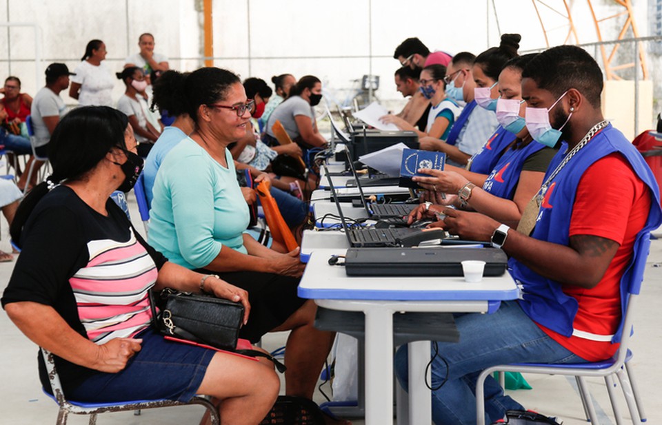 Trabalhadores rurais da fruticultura irrigada e pescadores podem solicitar o benefcio  (Divulgao)