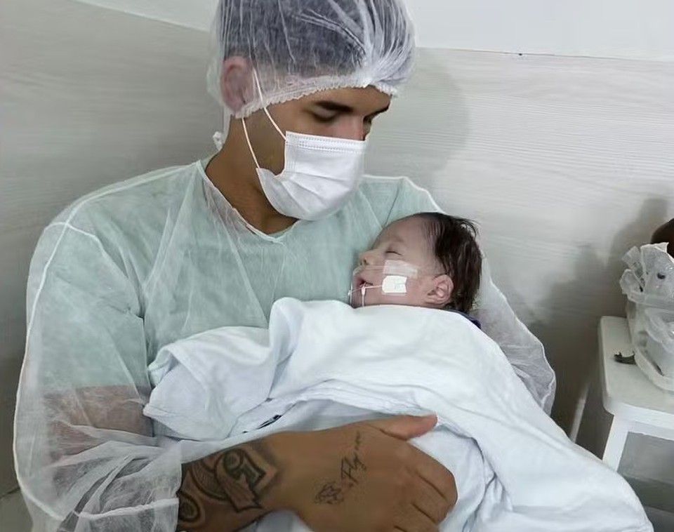 Z Vaqueiro com o filho nos braos (Reproduo/redes sociais)