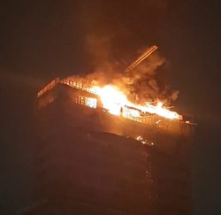 Incndio atinge prdio em construo no bairro da Torre, Zona Oeste do Recife (foto: Reproduo )
