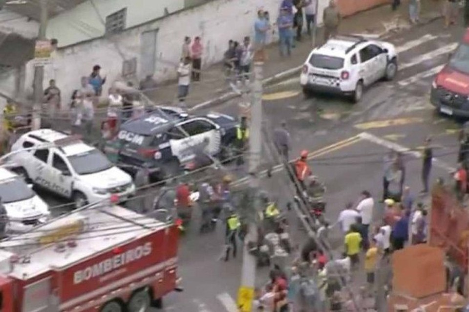 

Queda de avio deixa trs feridos em Barueri (SP) (foto: Reproduo)