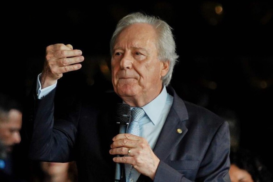 
O novo ministro da Justia e Segurana Pblica, Ricardo Lewandowski, recebe o cargo do antecessor na pasta, Flvio Dino, em cerimnia no Salo Negro do ministrio (foto: Rafa Neddermeyer/Agncia Brasil)