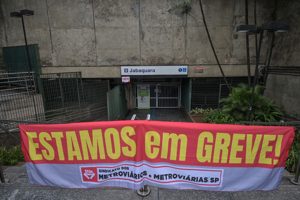 Os grevistas so contra as privatizaes que o governo Tarcsio de Freiras (REPUBLICANOS) pretende fazer  (Crdito: NELSON ALMEIDA / AFP)