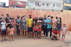 Moradores de prédio que desabou manifestam contra indenização oferecida pelo dono (Foto: Sarah Peres/Especial para o Correio)