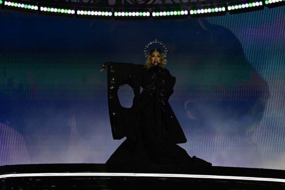 A estrela pop norte-americana Madonna se apresenta no palco durante um show gratuito na praia de Copacabana, no Rio de Janeiro, Brasil, em 4 de maio de 2024 (Foto: Pablo PORCIUNCULA / AFP)