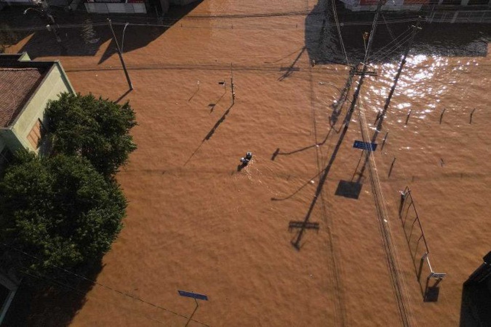 
Vista area de ruas inundadas no bairro de So Joo, em Porto Alegre  (foto: Florian Plaucheur/AFP)