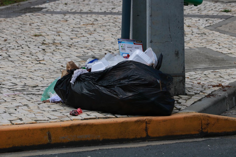 Falta de manuteno  queixa de moradores  (Foto: Marina Torres/DP)