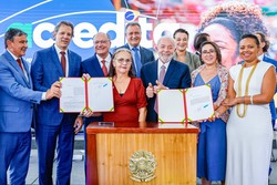 Presidente Lula, ministros, autoridades e potenciais usurios das novas opes de crdito no evento de lanamento do Acredita